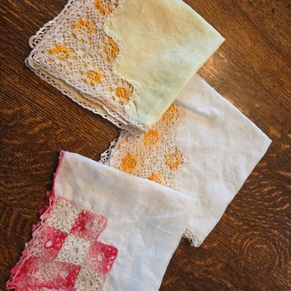 Vintage Embroidered Child's Apron with Floral and Rooster Design - Picture 6 of 10